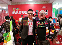 與經(jīng)銷商合影留念