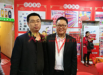 與經(jīng)銷商合影